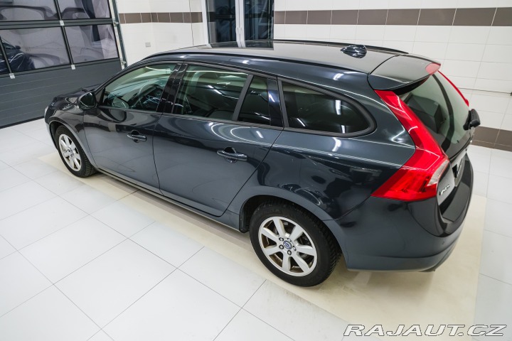 Volvo V60 2.0 D3 100kW man. pětivál 2014