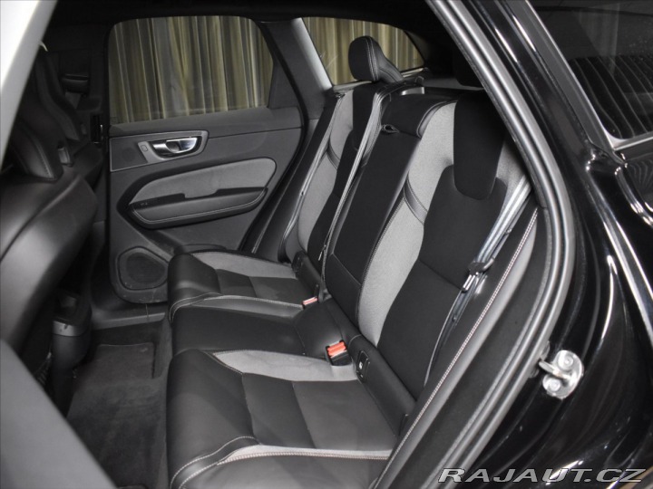 Volvo XC60 2,0 B4 AWD R-Design tažné 2022