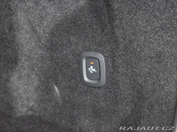 Volvo XC60 2,0 B4 AWD R-Design tažné 2022