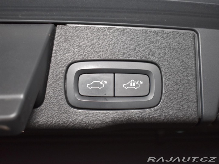 Volvo XC60 2,0 B4 AWD R-Design tažné 2022