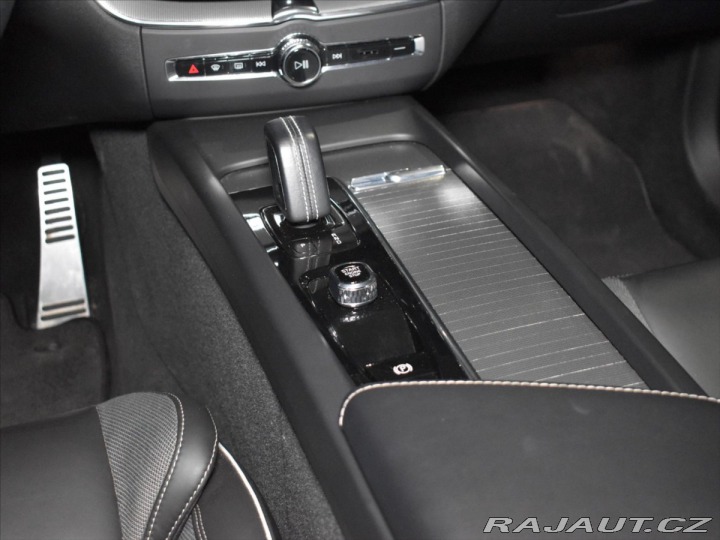 Volvo XC60 2,0 B4 AWD R-Design tažné 2022