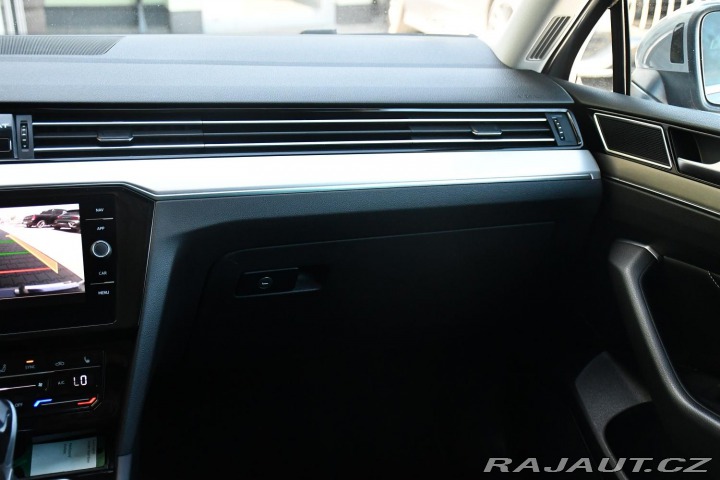 Volkswagen Passat 2.0TDi ELEGANCE KAMERA 1M 2022