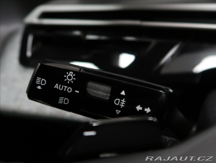 Peugeot 3008 1,2 ALLURE HYBRID 145 e-D 2025