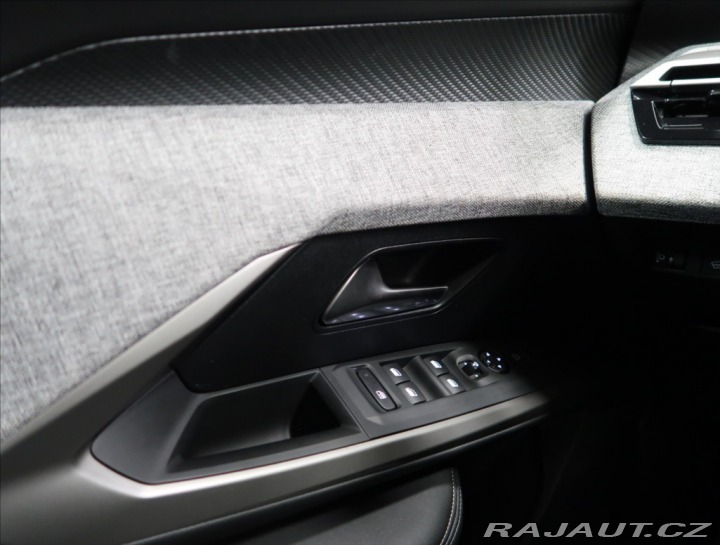 Peugeot 3008 1,2 ALLURE HYBRID 145 e-D 2025