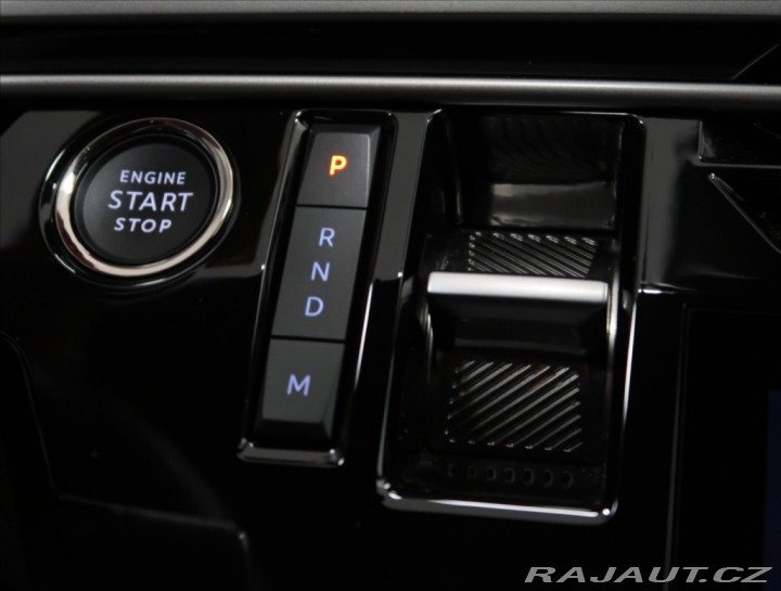 Peugeot 3008 1,2 ALLURE HYBRID 145 e-D 2025