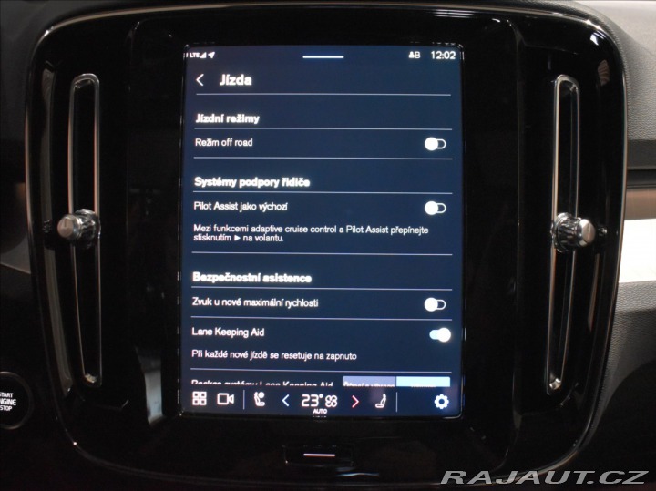 Volvo XC40 2,0 B3 PLUS Adapt,bezklíč 2024