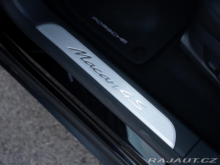Porsche Macan 4S Electric 2024