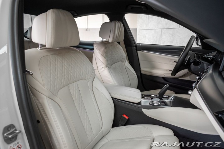 BMW 5 540i REZERVACE 2021