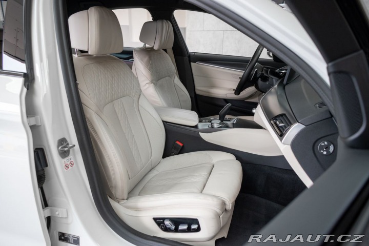 BMW 5 540i REZERVACE 2021