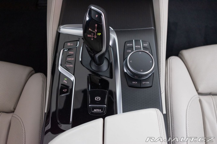 BMW 5 540i REZERVACE 2021