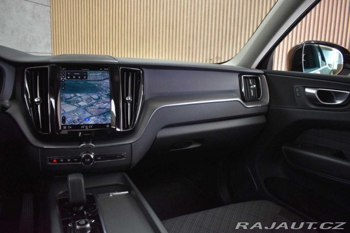 Volvo XC60 B4 ESSENTIAL*TAŽNÉ*KAMERA 2020