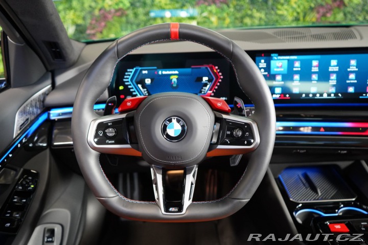 BMW M5 TOURING*PANO*TAŽNÉ*HUD 2025