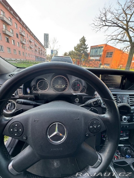 Mercedes-Benz E 3,0   E350 CDI s výbavou 2011