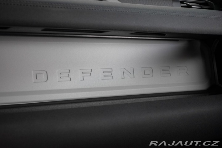 Land Rover Defender 110 D300 SE *ZÁRUKA*TAŽNÉ 2023
