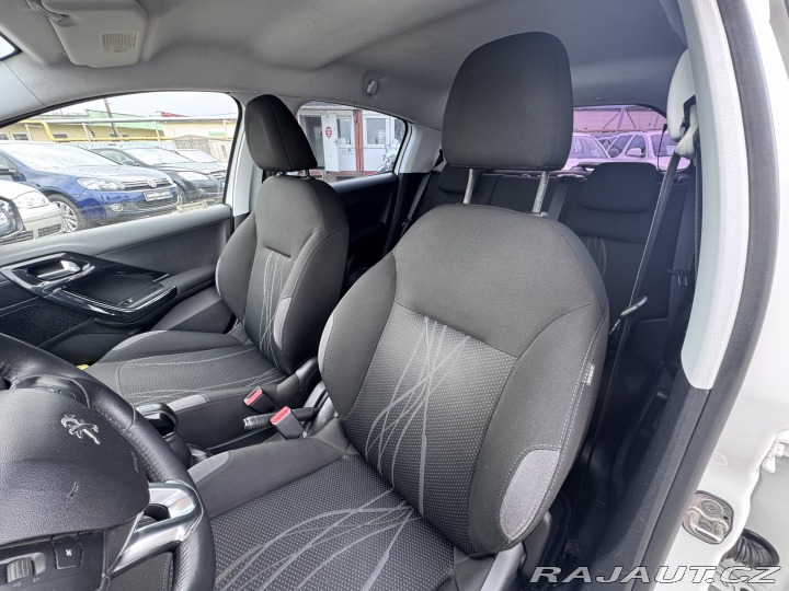 Peugeot 208 1,2 60 KW 1. MAJ STK 2014