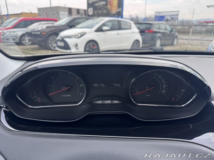 Peugeot 208 1,2 60 KW 1. MAJ STK 2014