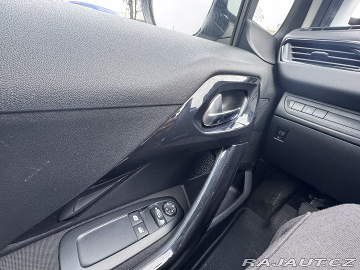 Peugeot 208 1,2 60 KW 1. MAJ STK 2014