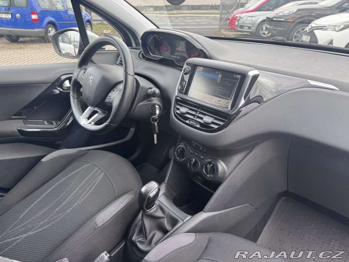 Peugeot 208 1,2 60 KW 1. MAJ STK 2014