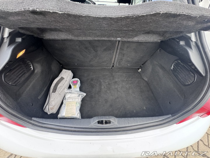 Peugeot 208 1,2 60 KW 1. MAJ STK 2014