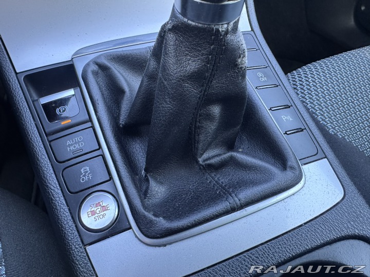 Volkswagen Passat 1,6 TDI 77 KW KOLA STK 2012