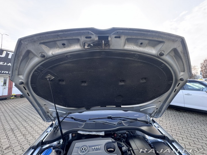 Volkswagen Passat 1,6 TDI 77 KW KOLA STK 2012