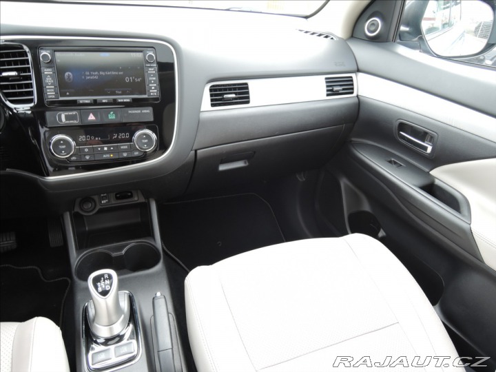 Mitsubishi Outlander 2,0 PHEV 4x4 1.maj Servis 2014