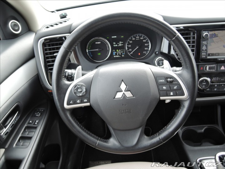 Mitsubishi Outlander 2,0 PHEV 4x4 1.maj Servis 2014