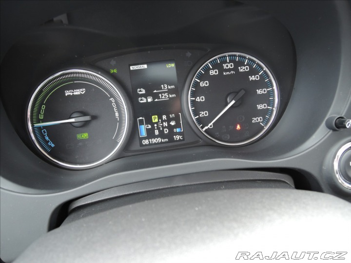 Mitsubishi Outlander 2,0 PHEV 4x4 1.maj Servis 2014