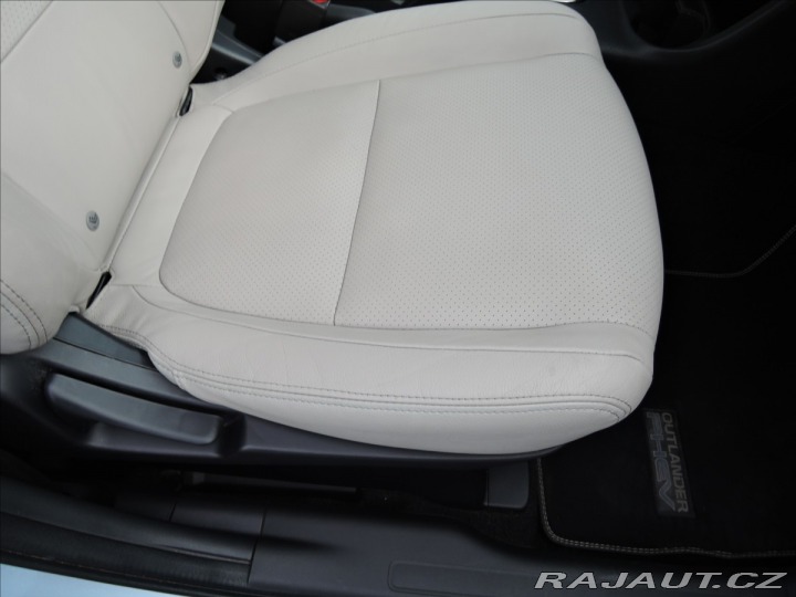 Mitsubishi Outlander 2,0 PHEV 4x4 1.maj Servis 2014