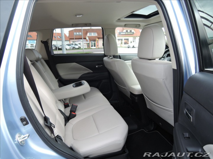 Mitsubishi Outlander 2,0 PHEV 4x4 1.maj Servis 2014