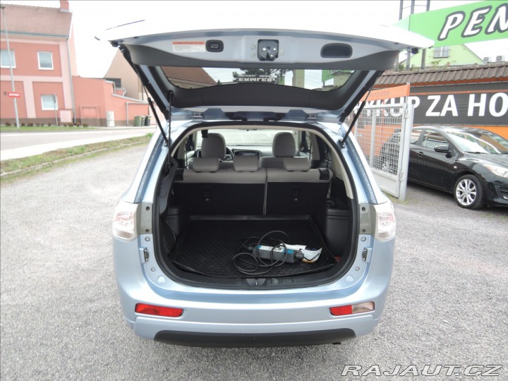 Mitsubishi Outlander 2,0 PHEV 4x4 1.maj Servis 2014