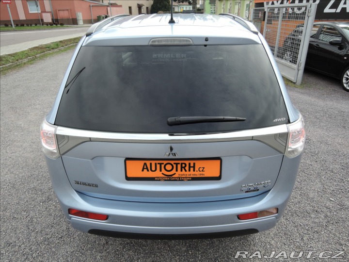 Mitsubishi Outlander 2,0 PHEV 4x4 1.maj Servis 2014
