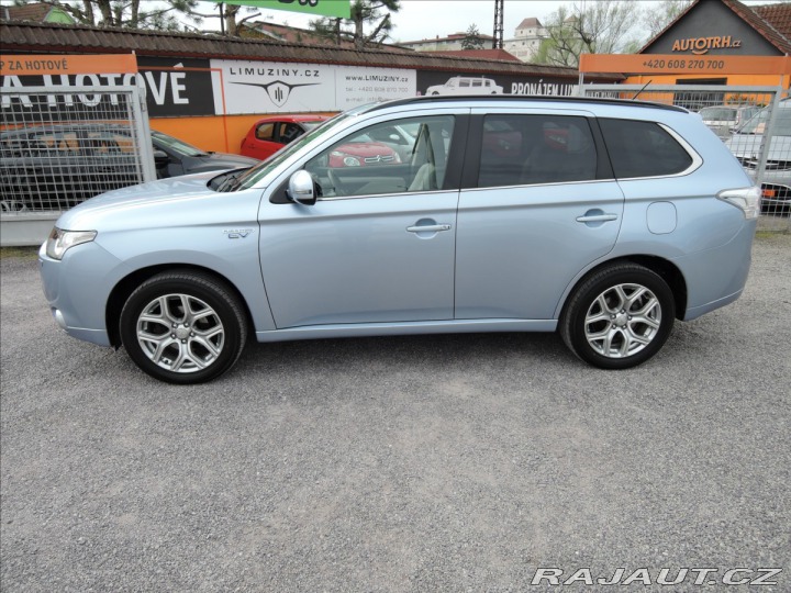 Mitsubishi Outlander 2,0 PHEV 4x4 1.maj Servis 2014