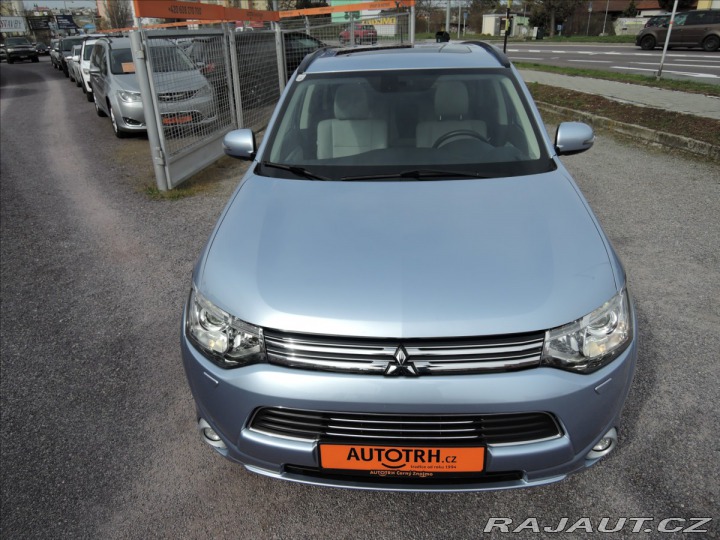 Mitsubishi Outlander 2,0 PHEV 4x4 1.maj Servis 2014