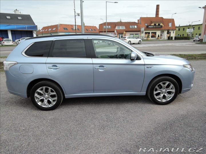 Mitsubishi Outlander 2,0 PHEV 4x4 1.maj Servis 2014