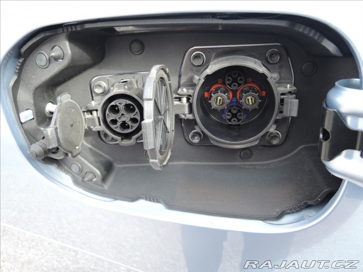 Mitsubishi Outlander 2,0 PHEV 4x4 1.maj Servis 2014