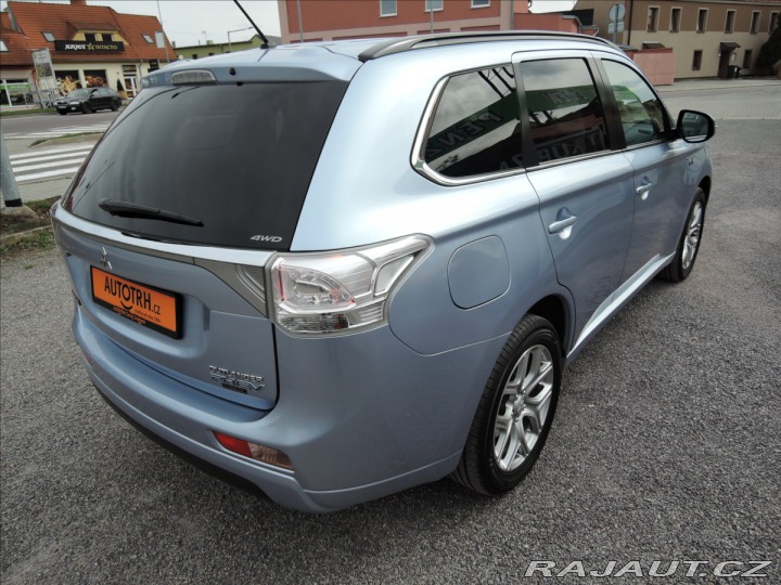 Mitsubishi Outlander 2,0 PHEV 4x4 1.maj Servis 2014