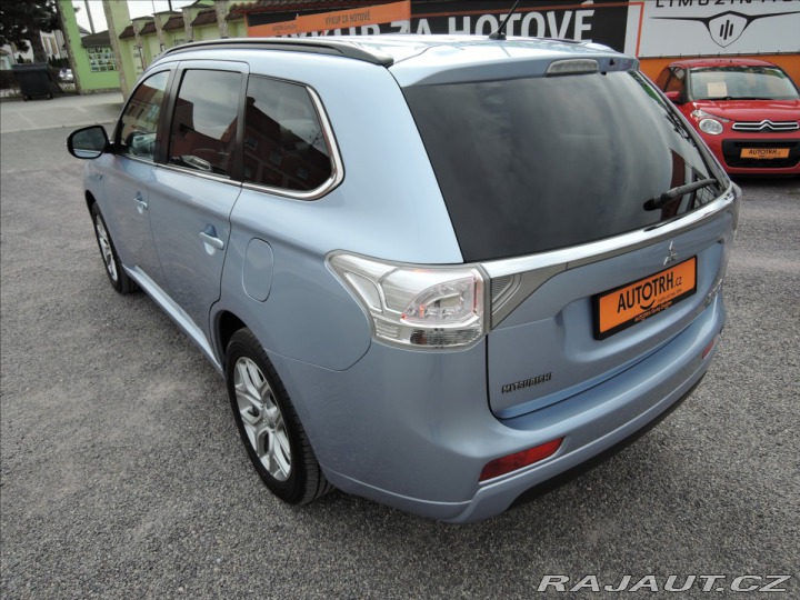 Mitsubishi Outlander 2,0 PHEV 4x4 1.maj Servis 2014