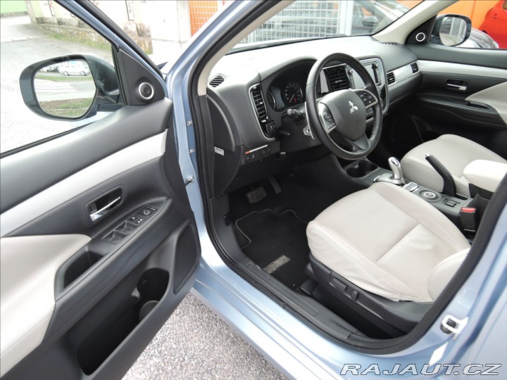 Mitsubishi Outlander 2,0 PHEV 4x4 1.maj Servis 2014