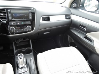 Mitsubishi Outlander 2,0 PHEV 4x4 1.maj Servis 2014