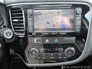 Mitsubishi Outlander 2,0 PHEV 4x4 1.maj Servis 2014