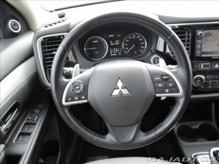 Mitsubishi Outlander 2,0 PHEV 4x4 1.maj Servis 2014