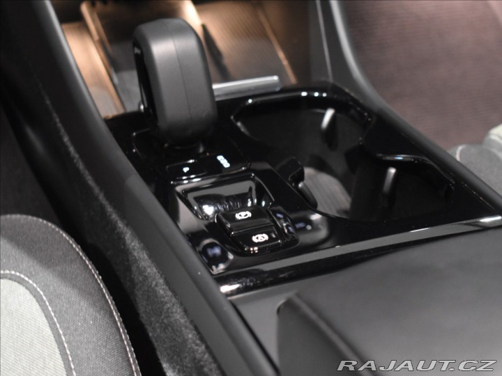 Volvo XC40 2,0 B3 Plus Bezklíč 2023