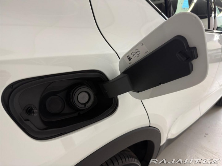 Volvo XC40 2,0 B4 FWD Plus Dark 5143 2025