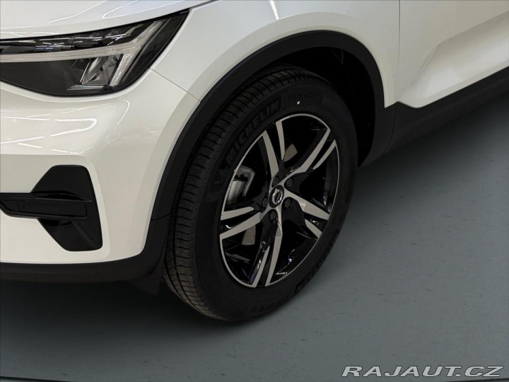 Volvo XC40 2,0 B4 FWD Plus Dark 5143 2025