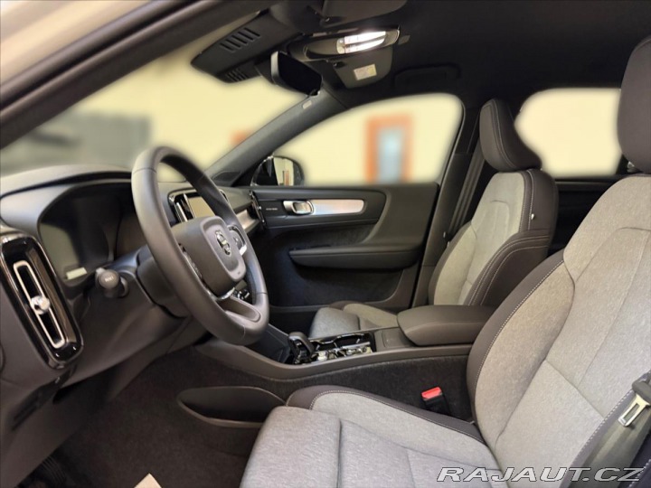 Volvo XC40 2,0 B4 FWD Plus Dark 5143 2025