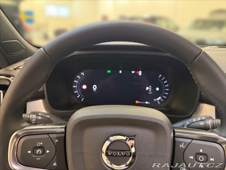 Volvo XC40 2,0 B4 FWD Plus Dark 5143 2025