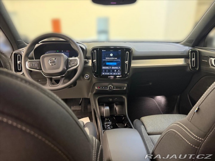 Volvo XC40 2,0 B3 FWD Plus Dark 7405 2025