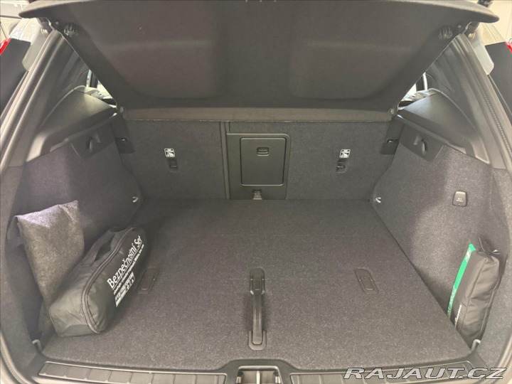 Volvo XC40 2,0 B3 FWD Plus Dark 7405 2025