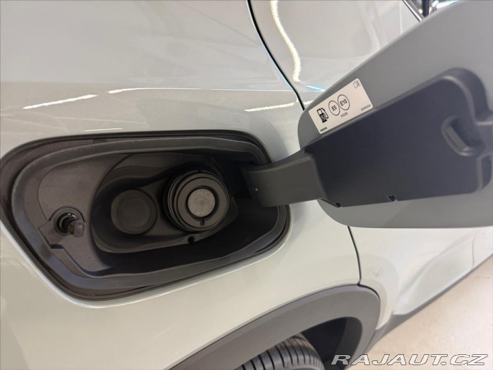 Volvo XC40 2,0 B3 FWD Plus Dark 7405 2025